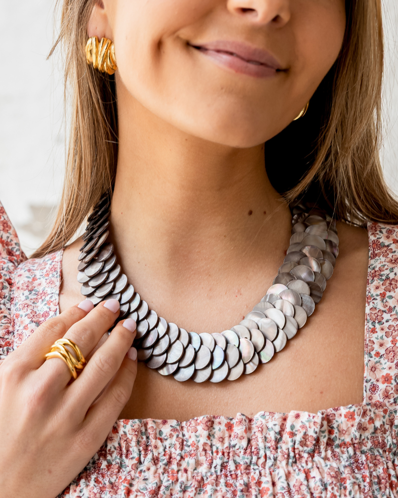 Collar Babero Nacar Gris