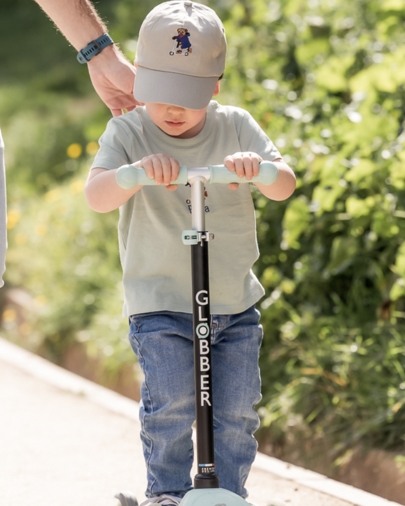 Pack Gorra personalizada adulto y niño dibujo Oso en patinete