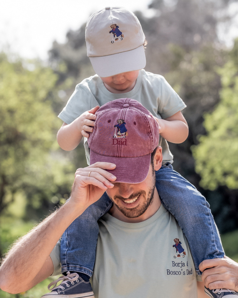 Pack Gorra personalizada adulto y niño dibujo Oso en patinete