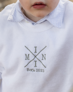 Detalle del bordado Cruz personalizado en sudadera niño, alta calidad y diseño premium