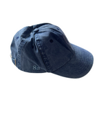 Gorra azul con bordado lateral 8a