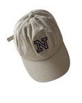 Gorra beige con bordado N