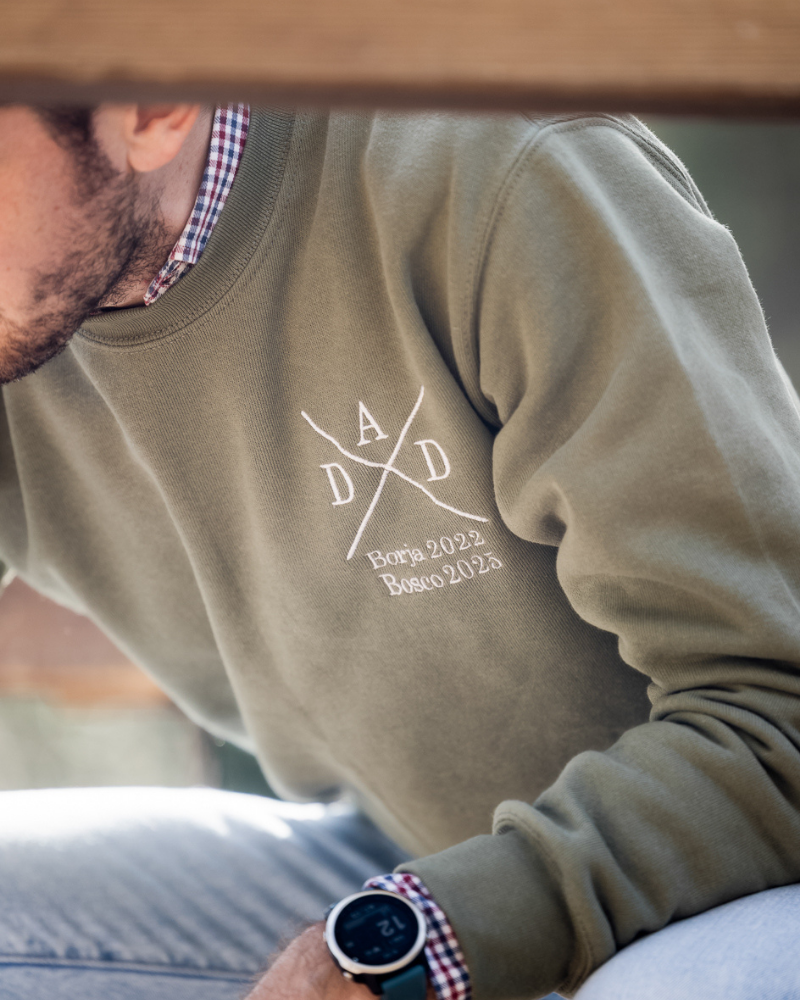 Sudadera adulta personalizada con bordado Cruz en pecho izquierdo, algodón y poliéster, talla M modelo 1,74 m