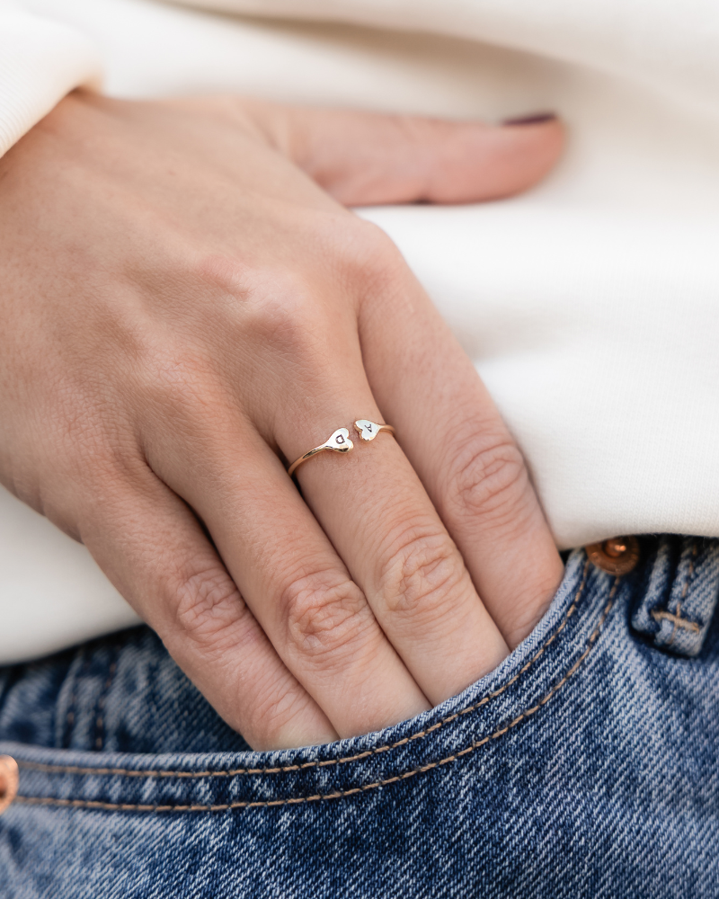 Anillo mini corazones grabado