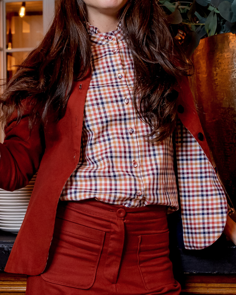 Detalle del interior de la americana Venecia de Banoffee BCN con tejido vichy a juego en vistas.