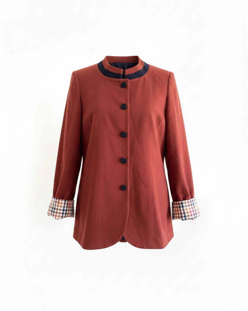 Americana Venecia de Banoffee BCN en tejido tipo piel de melocotón color teja con detalle en azul marino, vista frontal.