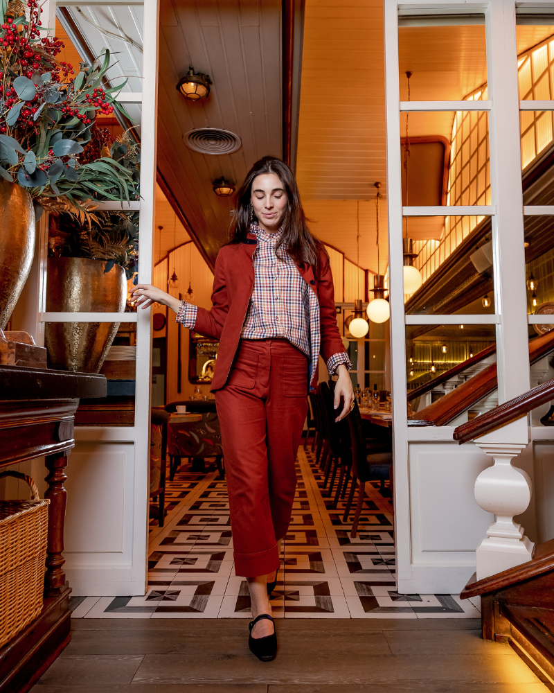 Americana Venecia de Banoffee BCN combinada con pantalón a juego y camisa Venecia, look elegante y sofisticado.