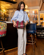 Bolso Martina Granate de Banoffee BCN combinado con look casual y elegante, ideal para oficina o ocasiones especiales.