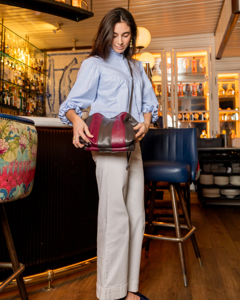 Bolso Martina Granate de Banoffee BCN combinado con look casual y elegante, ideal para oficina o ocasiones especiales.