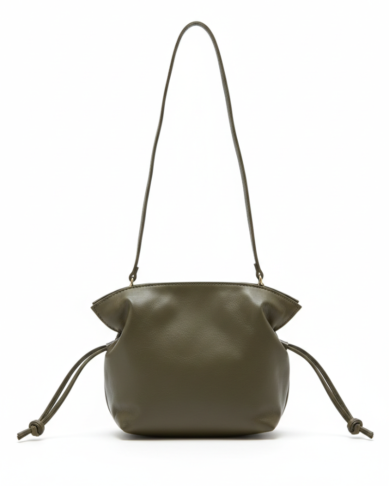 Detalle del asa larga ajustable en piel marrón chocolate del Bolso Mini Martina Kaki de Banoffee BCN, permite llevarlo al hombro, cruzado o en mano.