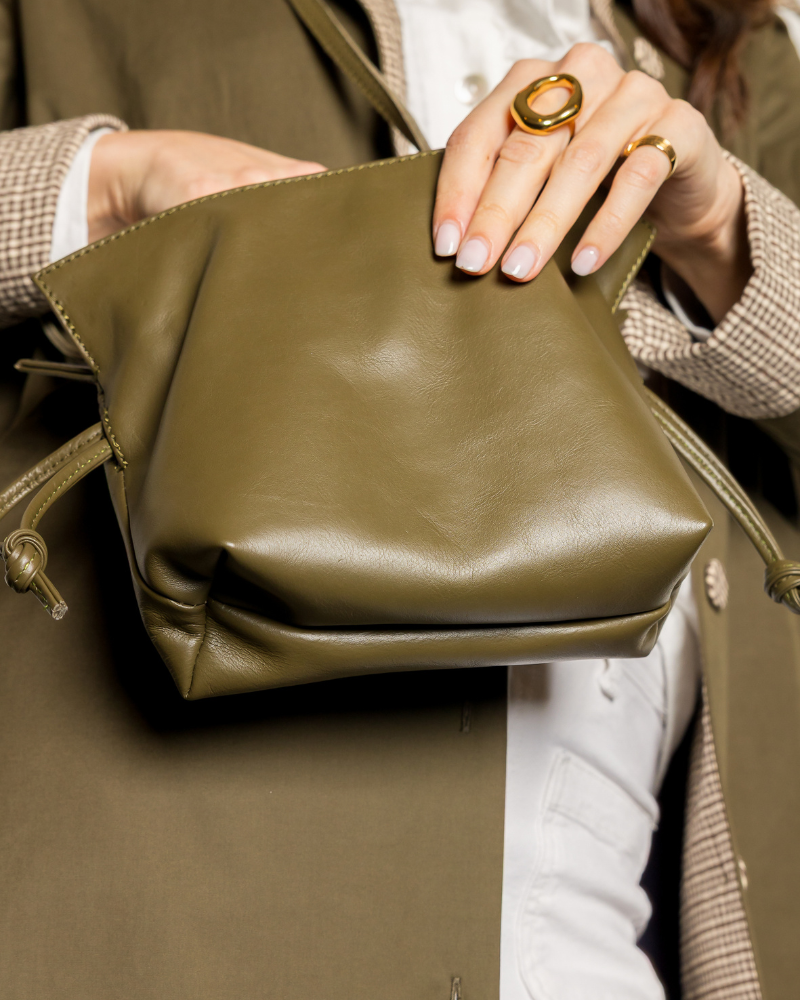 Bolso Mini Martina Kaki de Banoffee BCN tipo pouch en piel de vacuno suave color kaki, vista frontal.