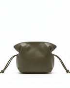 olso Mini Martina Kaki de Banoffee BCN tipo pouch en piel de vacuno suave color kaki, vista frontal.