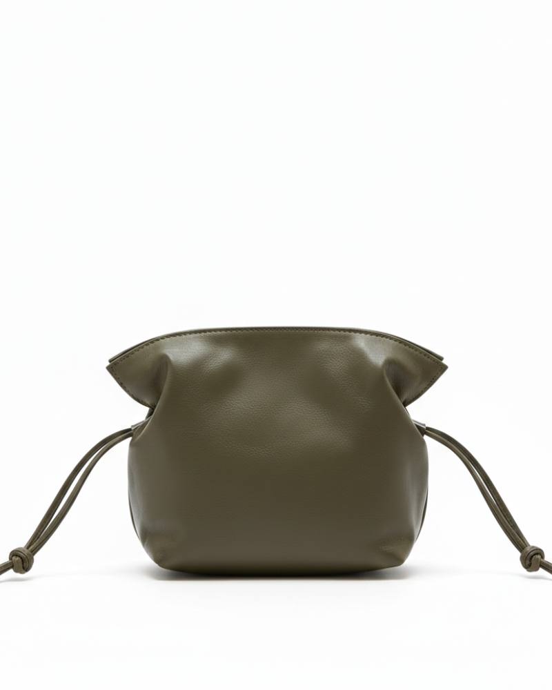 olso Mini Martina Kaki de Banoffee BCN tipo pouch en piel de vacuno suave color kaki, vista frontal.