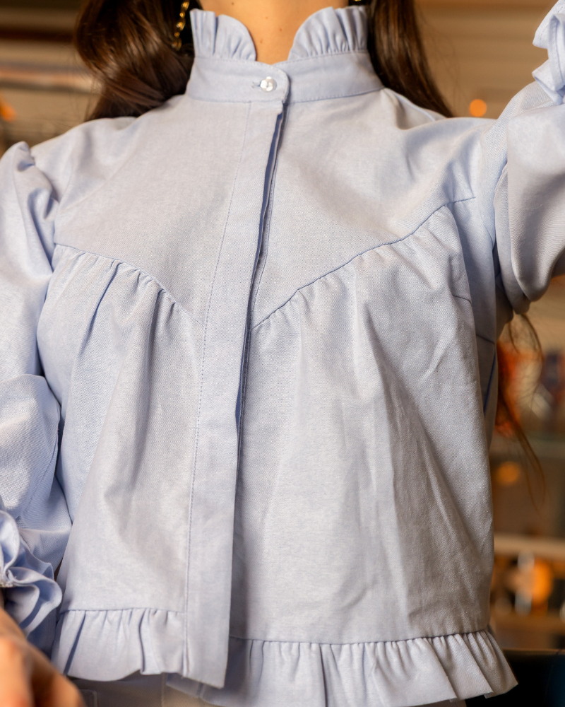 Detalle del rizo en forma de V en el pecho de la Camisa Lisboa de Banoffee BCN para mayor vuelo.