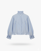 Camisa Lisboa de Banoffee BCN en tejido oxford azul cielo, vista frontal con abotonado oculto y diseño romántico.
