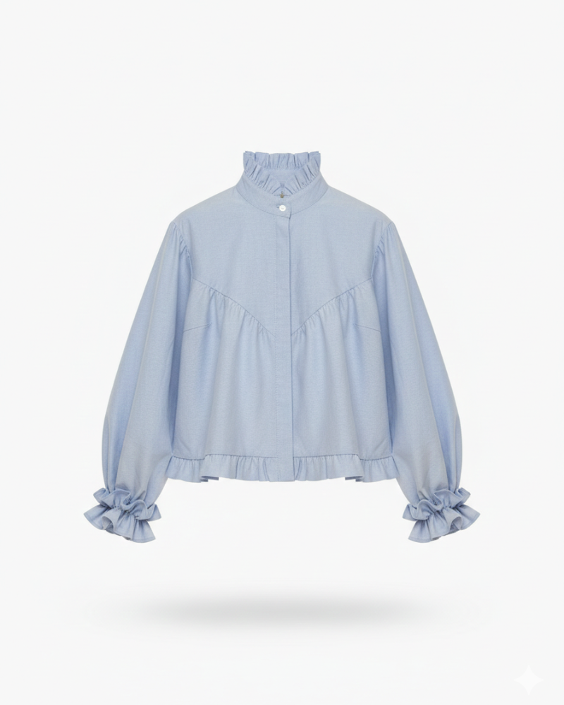 Camisa Lisboa de Banoffee BCN en tejido oxford azul cielo, vista frontal con abotonado oculto y diseño romántico.