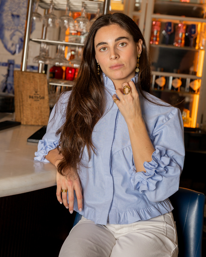 Camisa Lisboa de Banoffee BCN en tejido oxford azul cielo, vista frontal con abotonado oculto y diseño romántico.