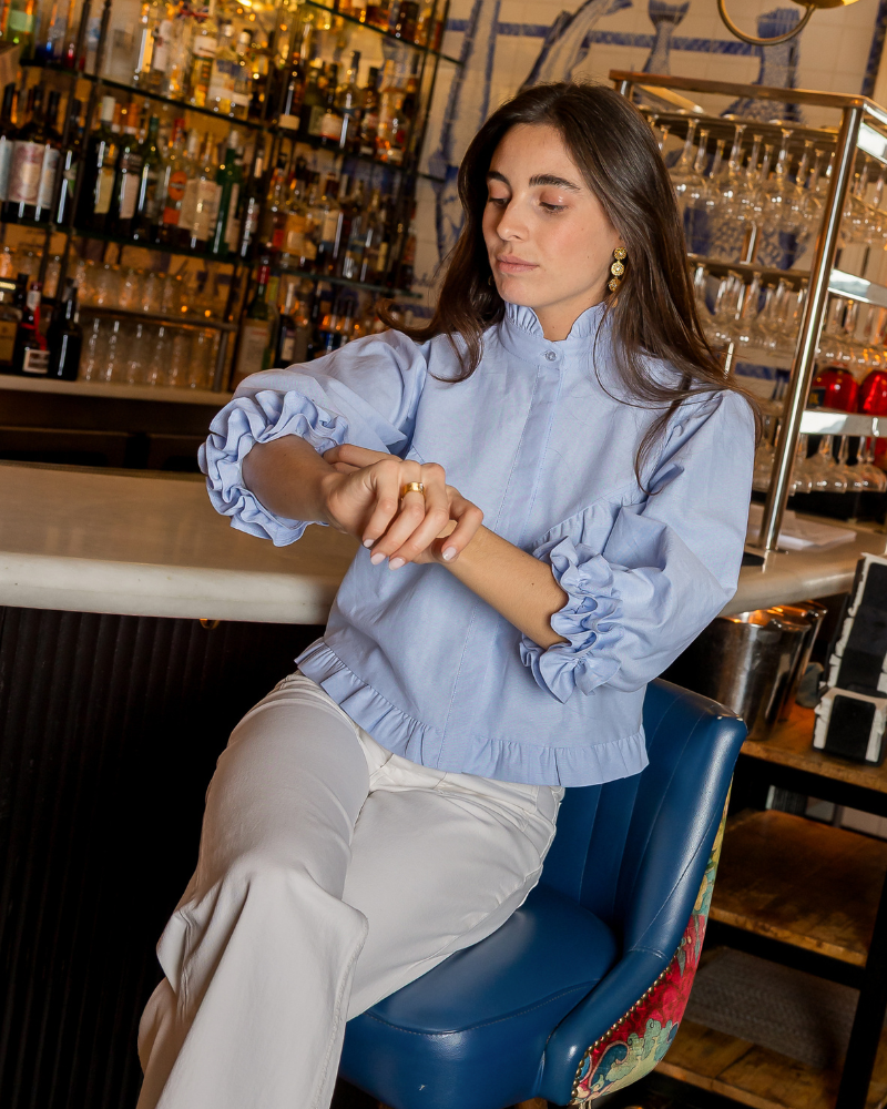 Camisa Lisboa de Banoffee BCN combinada en look completo, estilo romántico y sofisticado.