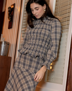Camisa Palermo de Banoffee BCN combinada en look completo, diseño romántico y elegante
