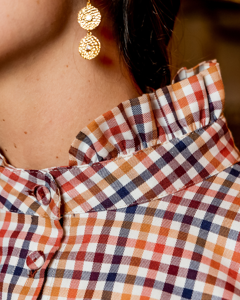 Camisa Venecia de Banoffee BCN combinada en look completo, elegante y romántica, perfecta para oficina o fin de semana.