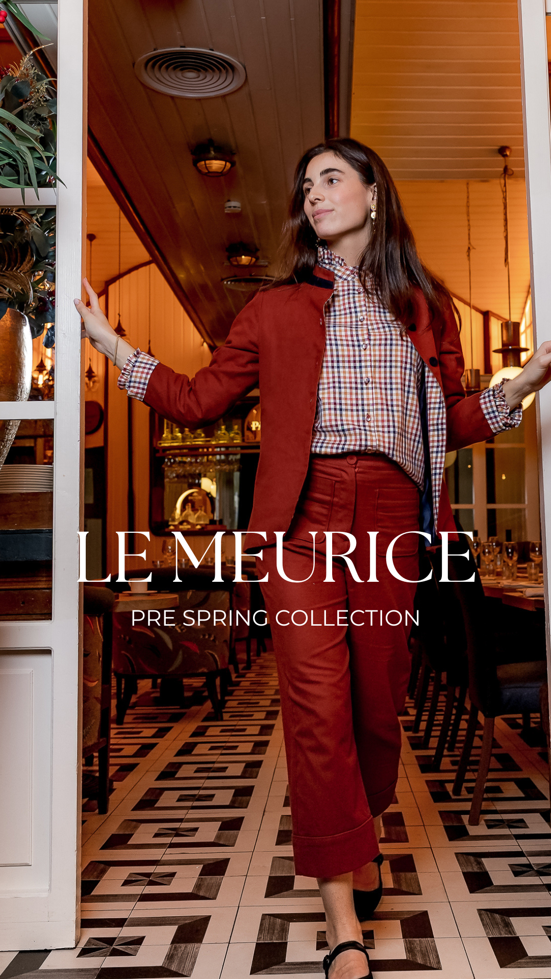 Portada de la colección Le Meurice de Banoffee BCN con el set Venecia, americana y pantalón en tono teja con detalles en azul marino, look elegante y atemporal.