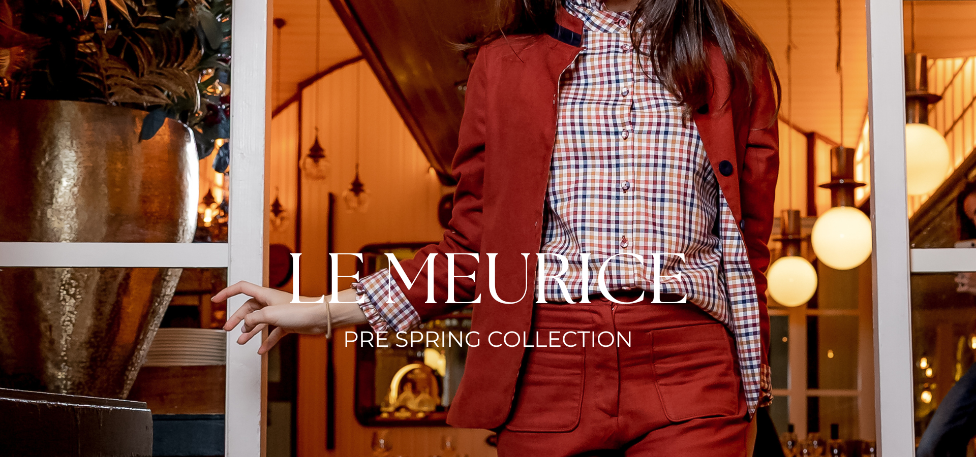 Portada de la colección Le Meurice de Banoffee BCN con el set Venecia, americana y pantalón en tono teja con detalles en azul marino, look elegante y atemporal.
