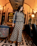 Falda Palermo de Banoffee BCN combinada en look completo con la camisa a juego y un bolso azul.