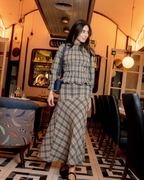 Falda Palermo de Banoffee BCN combinada en look completo con la camisa a juego y un bolso azul.