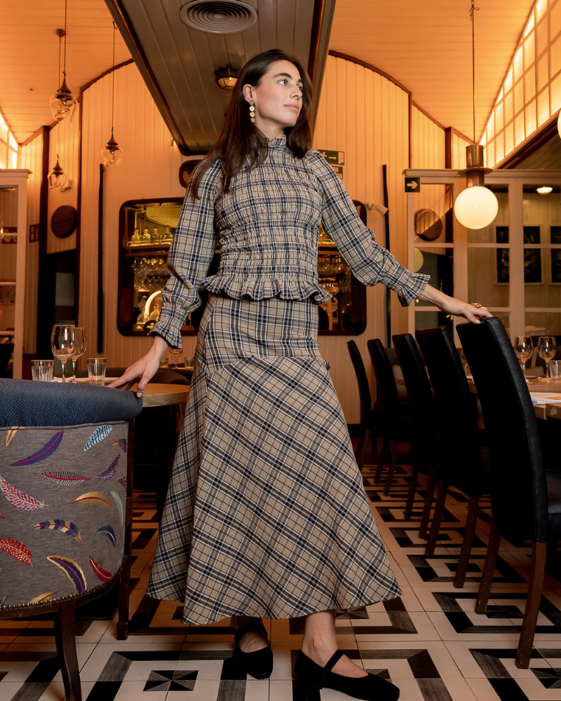 Falda Palermo de Banoffee BCN combinada en look completo con la camisa a juego.