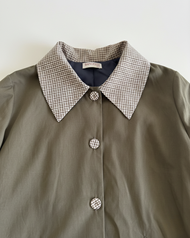 Detalle del cuello y botones en seersucker vichy marrón y crudo de la Gabardina Copenhagen de Banoffee BCN.