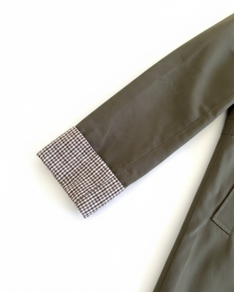 Detalle del puño de la manga en seersucker vichy marrón y crudo de la Gabardina Copenhagen de Banoffee BCN.