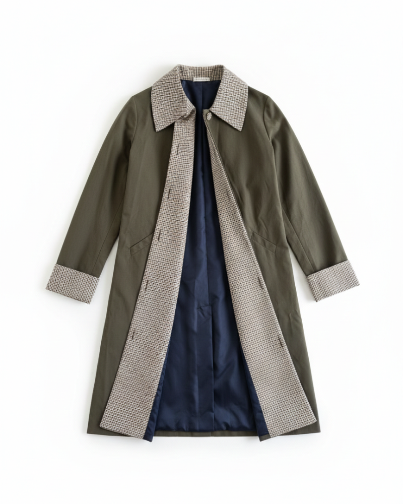 Gabardina Copenhagen de Banoffee BCN verde caqui, vista frontal con detalle del interior en vichy marrón y crudo.