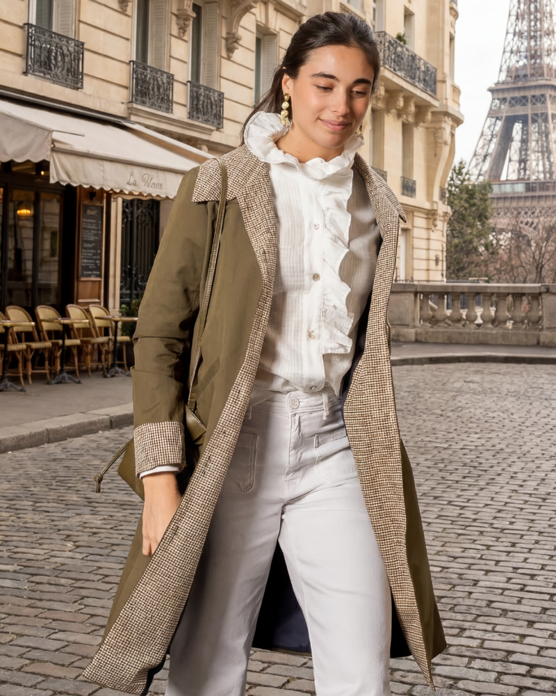 Gabardina Copenhagen de Banoffee BCN combinada con camisa y pantalón blanco, look atemporal y sofisticado para el día a día.