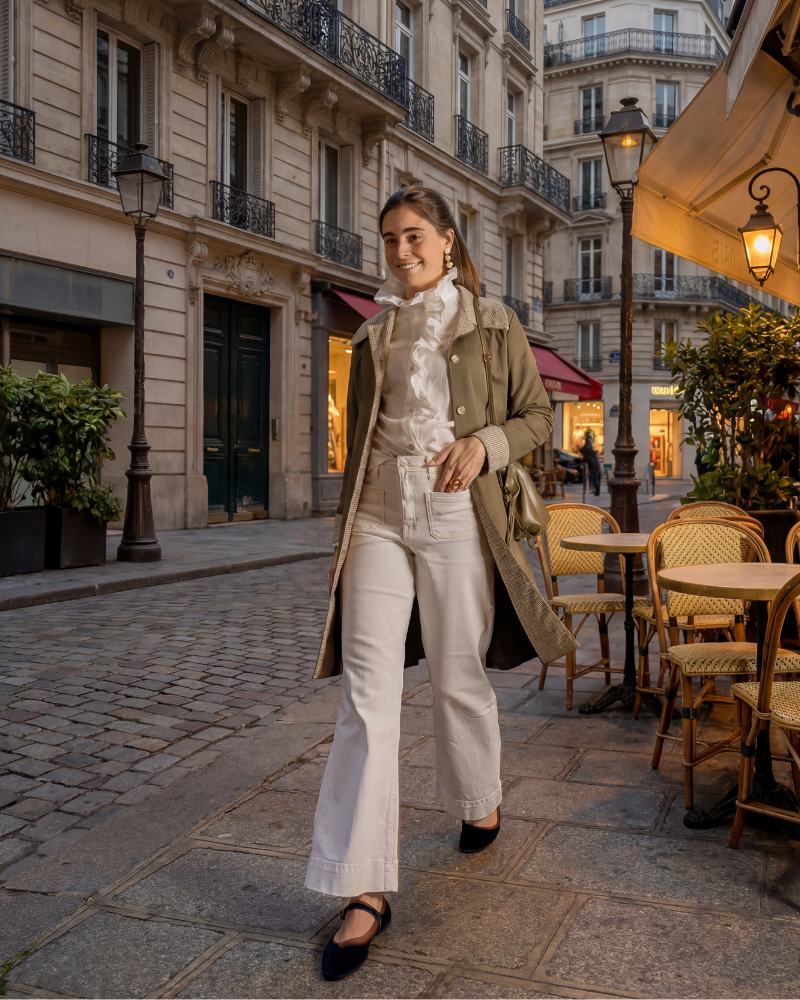 Gabardina Copenhagen de Banoffee BCN combinada con camisa y pantalón blancos, look elegante y sofisticado para ocasiones especiales.