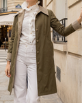 Gabardina Copenhagen de Banoffee BCN combinada con camisa y pantalón blanco, look elegante y sofisticado para ocasiones especiales.