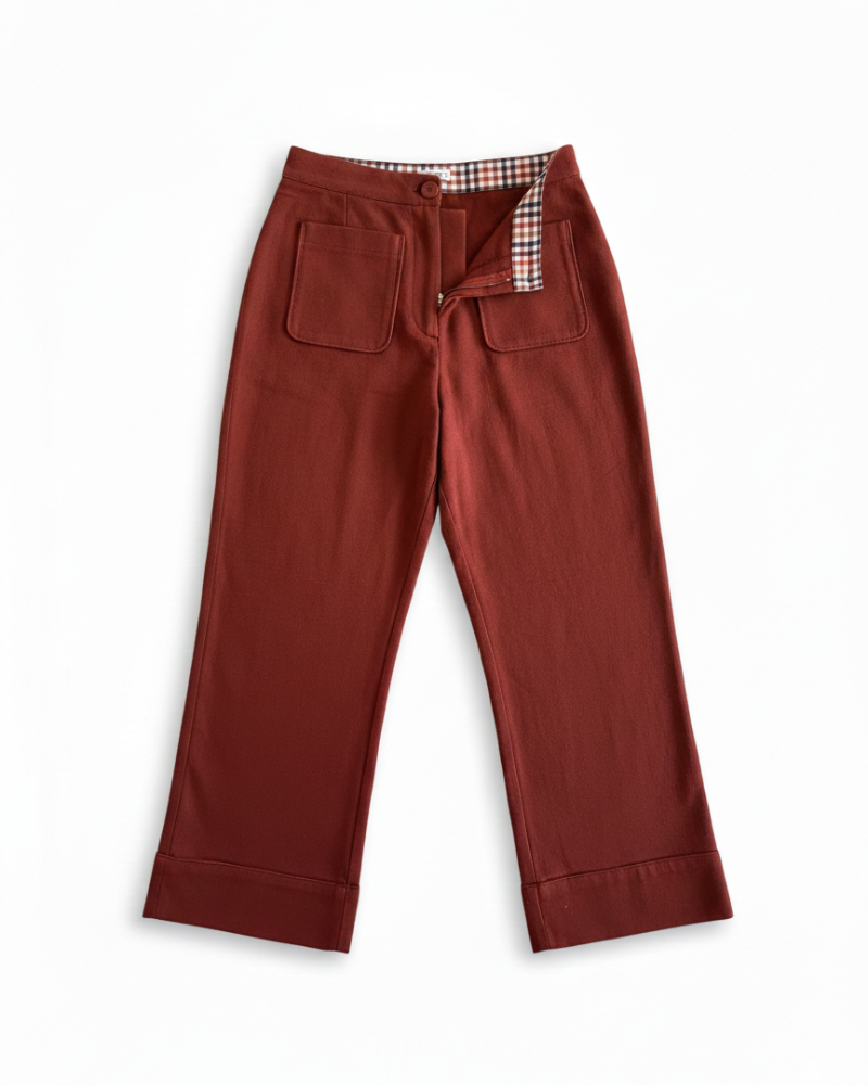 Pantalón Venecia de Banoffee BCN en tejido tipo piel de melocotón color teja, talle alto y pierna ancha ligeramente acampanada, detalle cintura vichy.