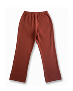 Pantalón Venecia de Banoffee BCN con pierna ancha y ajuste favorecedor, vista trasera.