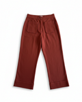 Pantalón Venecia de Banoffee BCN en tejido tipo piel de melocotón color teja, talle alto y pierna ancha ligeramente acampanada, vista frontal.