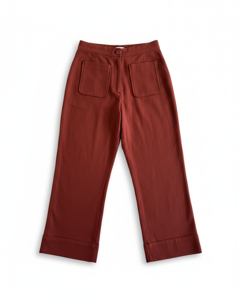Pantalón Venecia de Banoffee BCN en tejido tipo piel de melocotón color teja, talle alto y pierna ancha ligeramente acampanada, vista frontal.
