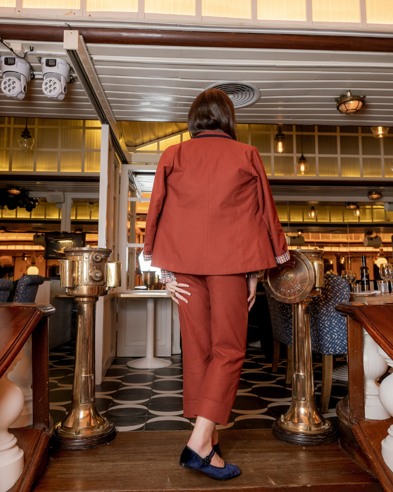 Set Venecia de Banoffee BCN, vista trasera mostrando corte recto de la americana y pierna ancha del pantalón.