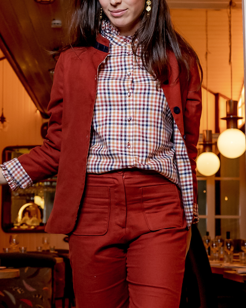 Set Venecia de Banoffee BCN completo, combinando americana y pantalón a juego para un look elegante y sofisticado, ideal para oficina o eventos.