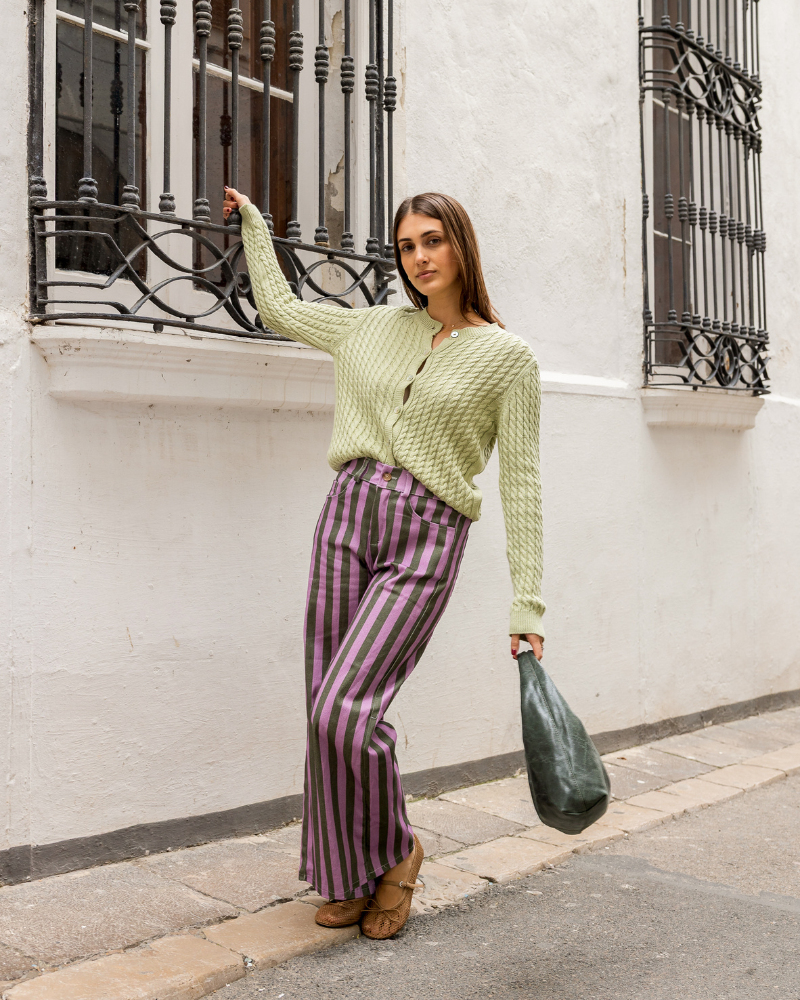 Bolso mujer verde botella combinado en look casual elegante diario