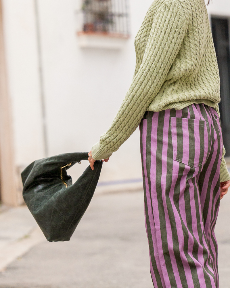 Bolso mujer verde botella combinado en look casual elegante diario
