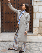 look completo gabardina copenhagen beige combinada con pantalon, bolso y camisa mujer