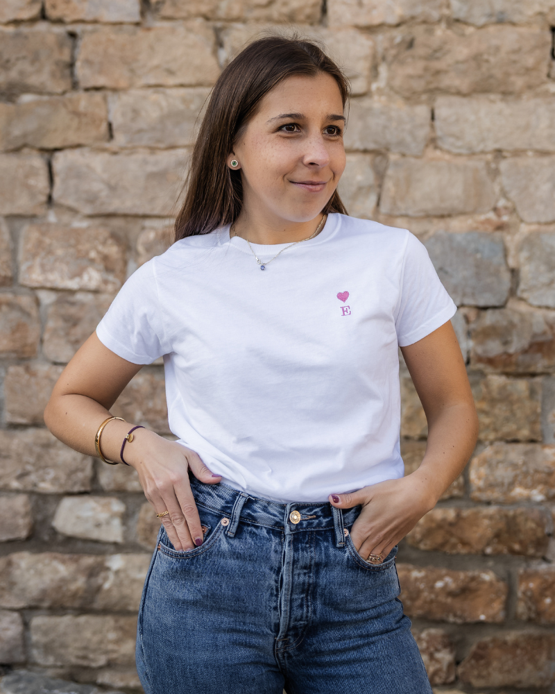 Camiseta blanca unisex personalizada con inicial y mini corazón bordado en el pecho izquierdo