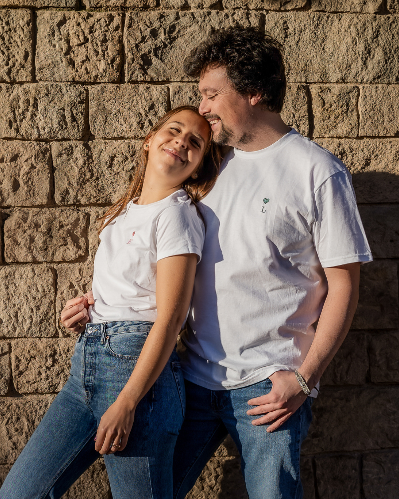 Dos camisetas personalizadas con inicial y corazón bordado, pack regalo para pareja