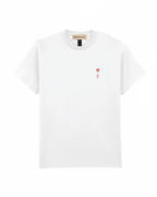 Camiseta blanca unisex personalizada con inicial y mini corazón bordado en el pecho izquierdo