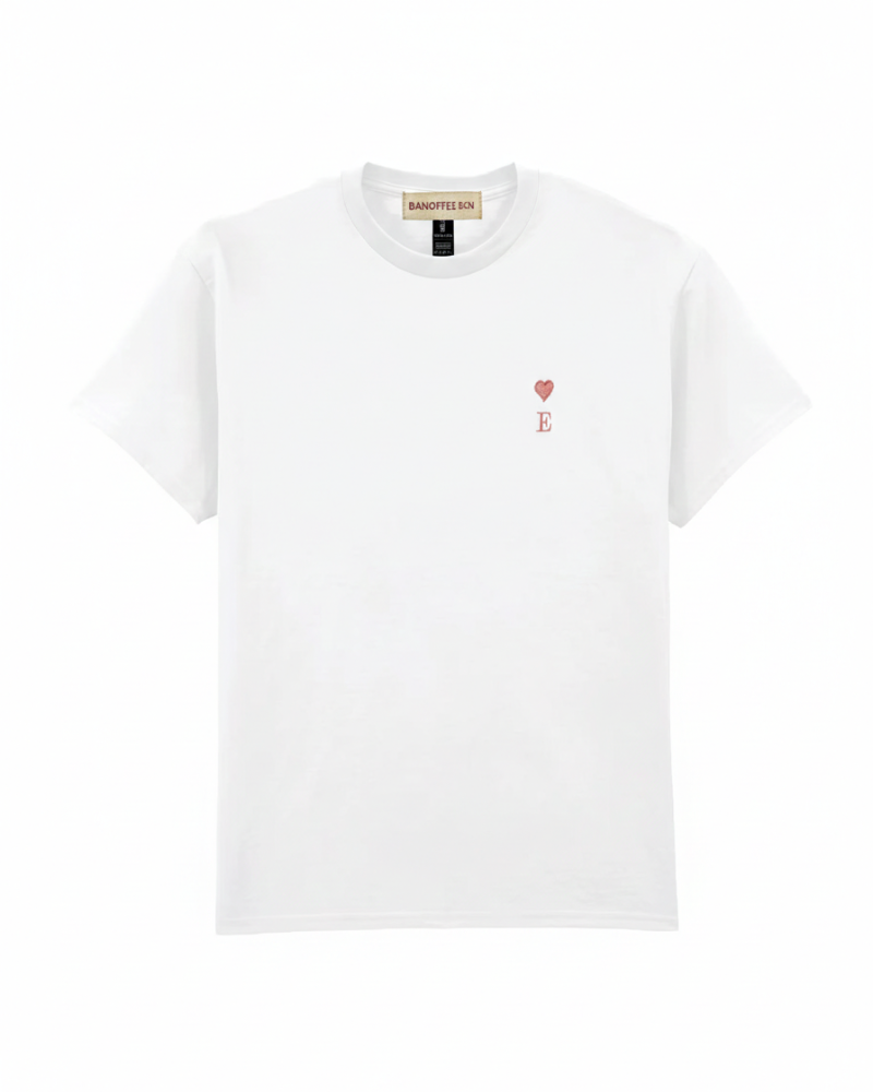 Camiseta blanca unisex personalizada con inicial y mini corazón bordado en el pecho izquierdo