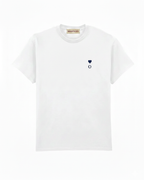Camiseta blanca unisex personalizada con inicial y mini corazón bordado en el pecho izquierdo