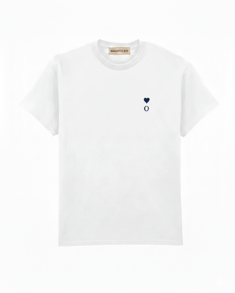 Camiseta blanca unisex personalizada con inicial y mini corazón bordado en el pecho izquierdo
